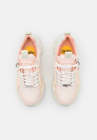Sneakers in pelle verniciata rosa con lacci bianchi, dettagli in verde menta e suola chunky. Presentano dettagli del logo sui lati e sulla linguetta.
