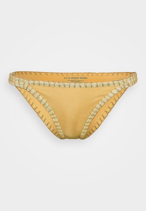 Geltonas bikini apatinis trikotažas, pasižymintis lygiu audiniu, dekoratyviais auksiniais krašteliais ir klasikinio trikampio formos.