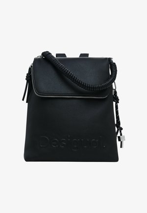Schwarzer Leder-Rucksack mit strukturiertem Finish, ausgestattet mit einem Reißverschluss, einem geflochtenen Griff und dem geprägten "Desigual"-Logo auf der Vorderseite.