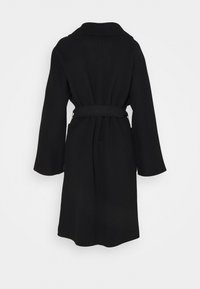 Cappotto nero in lana con maniche lunghe, vita con cintura e colletto a revers. Presenta un taglio dritto e tasche laterali. Texture liscia.