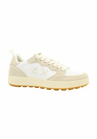 Sneaker beige e bianco con una combinazione di superfici lisce e testurizzate, suola in gomma e branding sottile sulla linguetta.