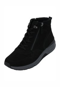 Botas de tobillo de ante negro con cordones en la parte delantera y cremallera lateral. Presentan una suela de goma texturizada de color gris oscuro y un cuello acolchado para mayor comodidad.