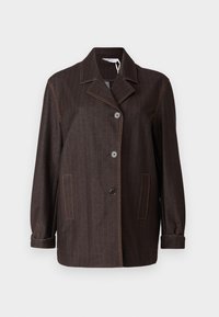 Blazer marron foncé à fines rayures, avec trois boutons devant, col à revers, manches longues, deux poches avant et surpiqûres contrastées aux poignets et sur les coutures.