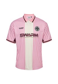Lyserød og hvid stribet fodboldtrøje med polo krave, med sorte detaljer, "SWARM" logo i brun, og et cirkulært emblem på brystet.
