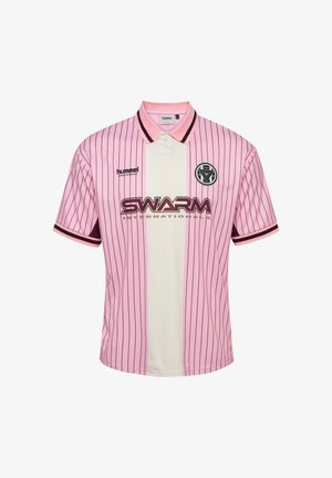 Rosa- und weiß gestreifte Fußballtrikots mit Polo-Kragen, mit schwarzen Akzenten, "SWARM"-Logo in Braun und einem runden Emblem auf der Brust.