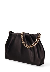 Zwarte leren handtas met een geplooid ontwerp, voorzien van een chunky gouden kettingriem. Gladde textuur en een zachte, ronde vorm.