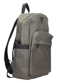 Zaino in tessuto grigio con forma strutturata, tasca anteriore con zip, cuciture a contrasto e spallacci neri regolabili.