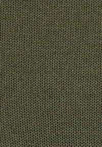 Olivgrüner strukturierter Stoff weist ein feines, gleichmäßiges Strickmuster mit einer weichen Optik auf, das sich gut für Bekleidungs- oder Polsteranwendungen eignet.