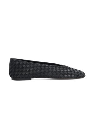 Chaussure plate noire avec bout arrondi et motif en cuir tressé, vue latérale sur fond blanc uni.