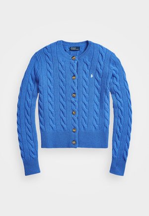 Cardigan en maille torsadée bleu avec col rond, boutons marron sur le devant, poignets et ourlet côtelés, et logo blanc brodé sur la poitrine.