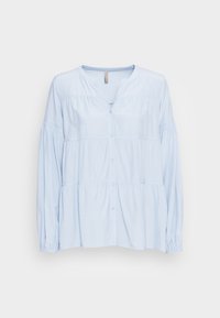Camisa botão clara em azul com um corte descontraído, apresentando camadas franzidas, mangas longas e um decote arredondado. Textura de tecido suave.