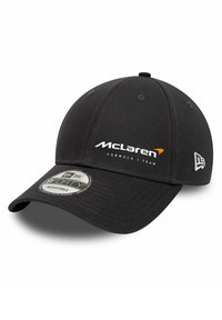 Schwarze Baseballmütze mit einem gebogenen Schirm, versehen mit weißer und orangefarbener "McLaren Formula 1 Team"-Markierung und einer strukturierten Stoffoberfläche.