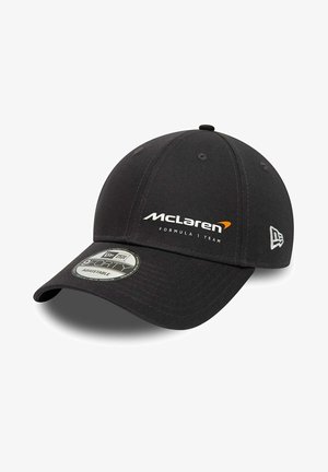 Schwarze Baseballmütze mit einem gebogenen Schirm, versehen mit weißer und orangefarbener "McLaren Formula 1 Team"-Markierung und einer strukturierten Stoffoberfläche.