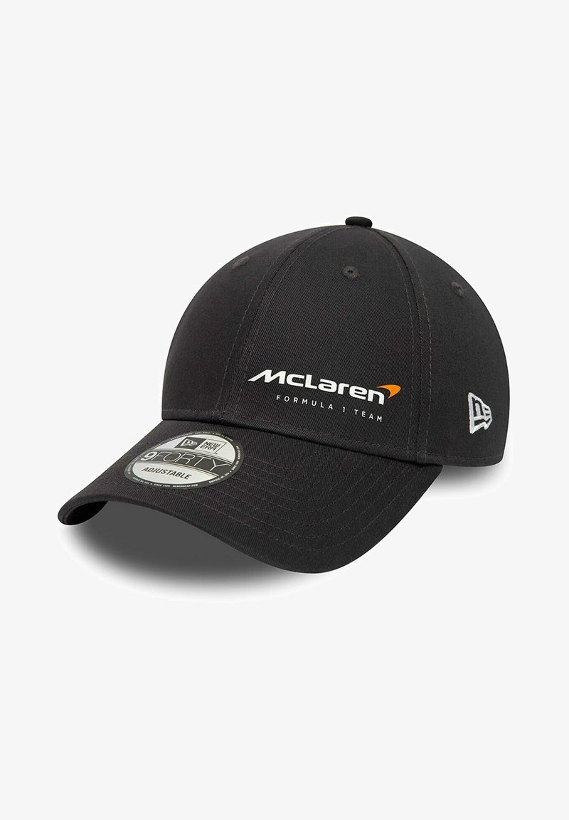Schwarze Baseballmütze mit einem gebogenen Schirm, versehen mit weißer und orangefarbener "McLaren Formula 1 Team"-Markierung und einer strukturierten Stoffoberfläche.