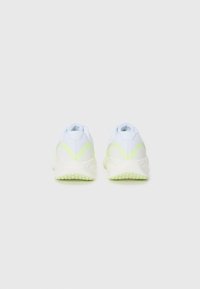 Sneaker mit einem Mesh-Obermaterial in Hellblau und neon-gelben Akzenten, einer gepolsterten weißen Sohle und einer strukturierten Außensohle für besseren Halt.