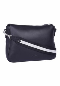 Borsa a tracolla nera in pelle con hardware argentato, superficie texturizzata e una tracolla staccabile con righe bianche e nere.