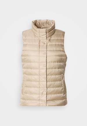 Beige Steppweste mit hohem Kragen, horizontalen Nähten, Druckknöpfen und zwei seitlichen Taschen; glatte, leichte und gesteppte Textur.