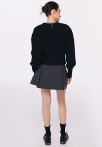 TW-231TP3332 WHTE&BLACK CARDIGAN