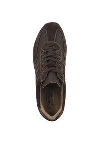 Braune Wildleder-Sneaker mit Schnürsenkeln, kontrastierenden Nähten, gepolstertem Kragen und strukturierten Sohlen. Markenlabel innen sichtbar.