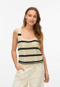 Gehaakte tanktop in beige met zwarte strepen, met een vierkant patroon en een ronde hals. Draagt met lichte broeken.