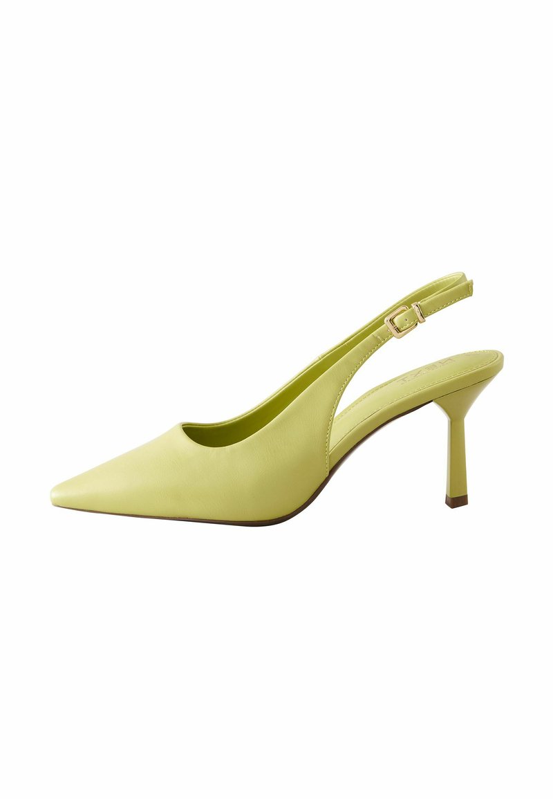 Feltöltött orrú, sötét citromsárga bőrből készült slingback szivattyú keskeny boka pánttal és elegáns, alacsony sarokkal. Minimalista dizájn sima felülettel.