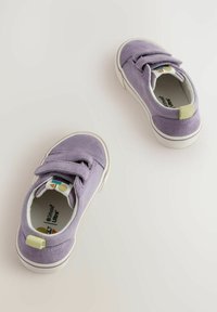 Paarse suède schoenen met klittenbandsluitingen en witte rubberen zolen. Heeft een gele hielstrip en een gemusterd interieur.