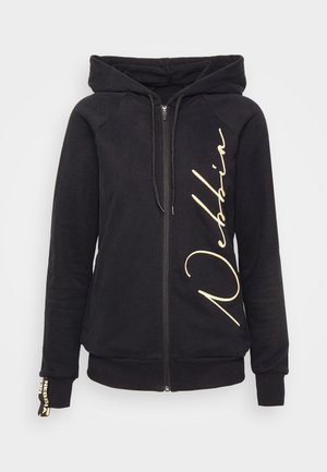 Svart zip-up hettegenser laget av myk materiale med et gullfarget kursivlogo på fronten og merkeaccent på mansjettene. Inkluderer kengurulommer.