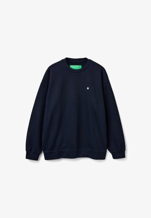 Granatowy sweter z bawełny, z okrągłym dekoltem, ściągaczami na rękawach oraz małym białym logo na piersi. Miękka tekstura, luźny krój.