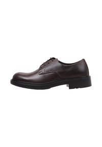 Chaussure en cuir marron foncé à lacets avec un bout arrondi, des coutures contrastantes et une épaisse semelle en caoutchouc noir. Design épuré et minimaliste.