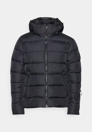 Schwarze Pufferjacke mit Kapuze, ausgestattet mit horizontalen Steppungen, einem Frontreißverschluss und Reißverschlusstaschen an den Seiten. Glatte Textur.