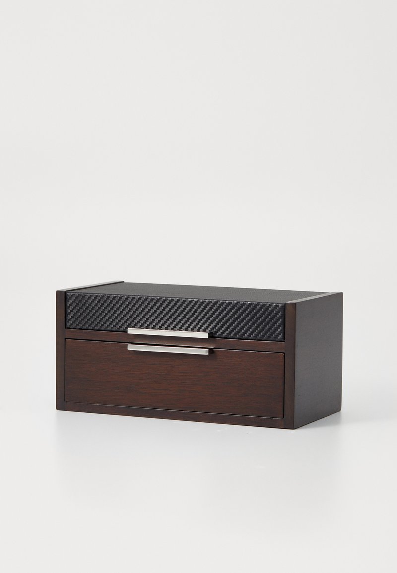 Trækasse i træ med to skuffer, mørkebrune overflade, tekstureret sort topplade, sølvmetalhåndtag og rektangulær form.