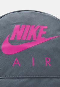 Nike Sportswear ELEMENTAL UNISEX - Iskolai készlet - smoke grey/pinksicle
