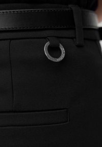 Zwarte broek met een gladde, matte textuur, een riem met een stijlvolle zwarte afwerking en een metalen lusaccent.