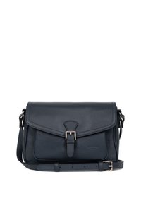 Borsa a spalla in pelle blu navy con chiusura a pattina, dettaglio con fibbia frontale, tracolla regolabile, texture liscia e accenti di cucitura ridotti al minimo.