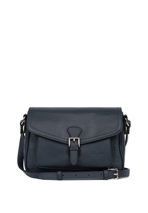Borsa a spalla in pelle blu navy con chiusura a pattina, dettaglio con fibbia frontale, tracolla regolabile, texture liscia e accenti di cucitura ridotti al minimo.