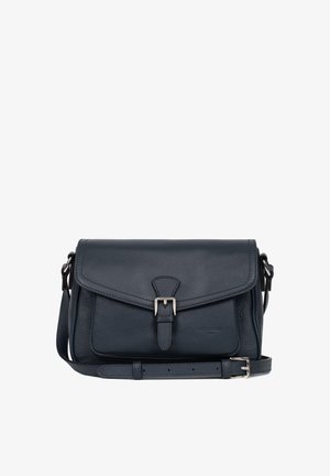 Borsa a spalla in pelle blu navy con chiusura a pattina, dettaglio con fibbia frontale, tracolla regolabile, texture liscia e accenti di cucitura ridotti al minimo.