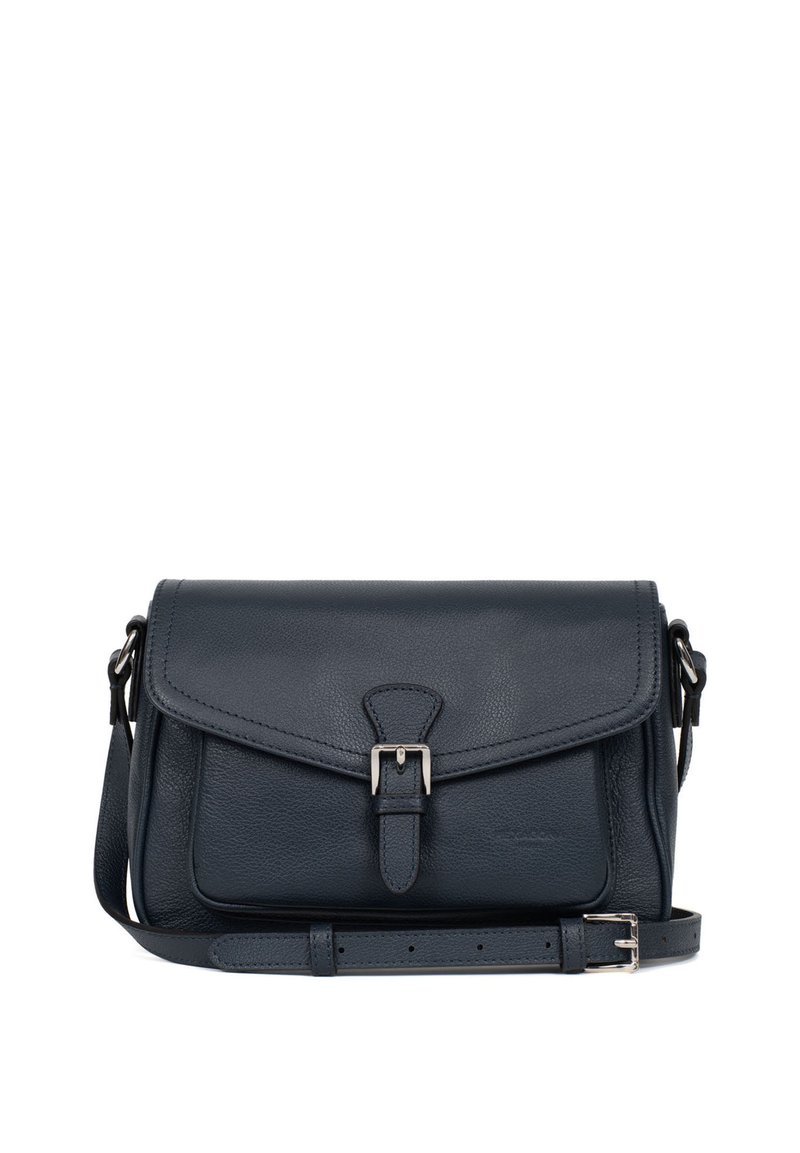 Borsa a spalla in pelle blu navy con chiusura a pattina, dettaglio con fibbia frontale, tracolla regolabile, texture liscia e accenti di cucitura ridotti al minimo.