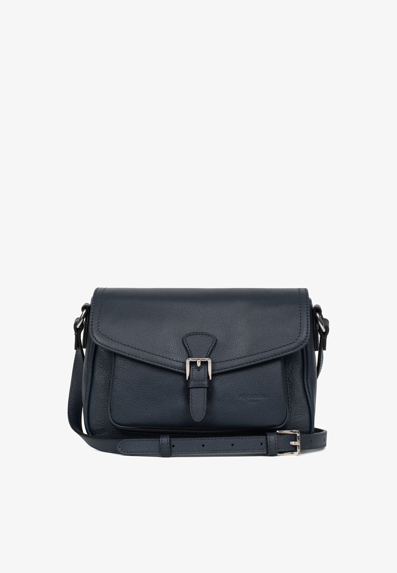 Borsa a spalla in pelle blu navy con chiusura a pattina, dettaglio con fibbia frontale, tracolla regolabile, texture liscia e accenti di cucitura ridotti al minimo.