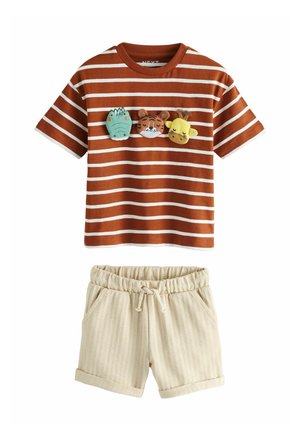 Orange og hvid stribet bomulds-T-shirt med tre dyreapplikationer, kombineret med beige ribstrikkede shorts med snøre i taljen og lommer.