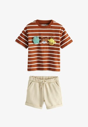 Orange-weiß gestreiftes Baumwoll-T-Shirt mit drei Tierapplikationen, kombiniert mit beigen, gerippten Shorts mit Kordelzug und Taschen.