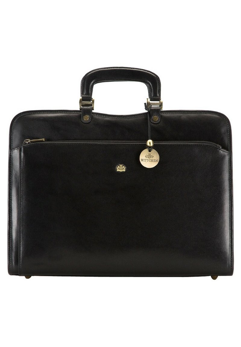 Maletín de cuero negro con una textura suave, que presenta un asa superior, herrajes en tono dorado, un bolsillo frontal con cremallera y una etiqueta de marca.