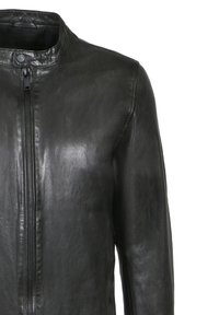 Czarna skórzana kurtka z przednim zamkiem błyskawicznym i kołnierzem zapinanym na zatrzask, pokazująca górną część tułowia oraz detal prawego rękawa.