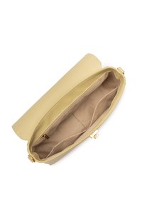 Geel leren handtas met een gladde afwerking. Het interieur is van tan stof en heeft één ritssluiting en twee open zakken voor organisatie.