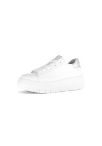 Weiße Ledersneaker mit einer strukturierten weißen Gummisohle. Verfügt über einen glatten silbernen Akzent an der Ferse und eine Schnürung vorne.