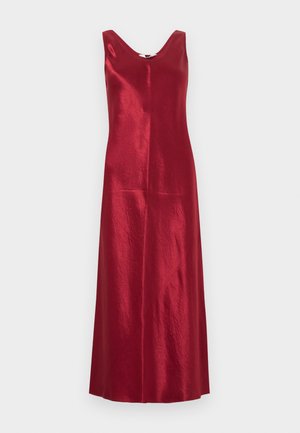 Rød satengkjole uten ermer, gulvlengde, med rund hals og subtile sømdetaljer, vist på hvit bakgrunn.
