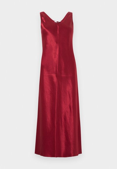 Κόκκινο φόρεμα μακρύ μέχρι το πάτωμα χωρίς μανίκια από σατέν, με λαιμόκοψη σε σχήμα scoop και διακριτικές ραφές, παρουσιάζεται σε λευκό φόντο.