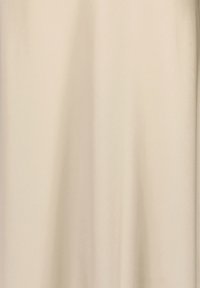 Beige, glad stof met een gestructureerd patroon, dat zacht valt. Het materiaal vertoont een subtiele glans onder licht.