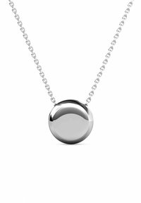 Zilverkleurige metalen ketting met een ronde, gepolijste pendant aan een delicate ketting. De pendant heeft een gladde oppervlakte en een reflecterende afwerking.