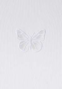 Tessuto bianco a coste con un motivo di farfalla ricamato bianco al centro, che presenta dettagli intricati sulle ali.