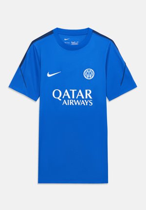 Modrý športový dres s krátkym rukávom s bielym logom Nike, emblémom Inter Miláno a textom sponzora Qatar Airways vpredu.